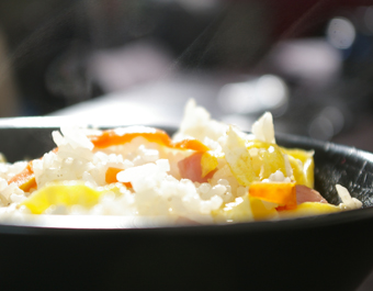 Ein Teller mit einem Meeresfrüchterisotto